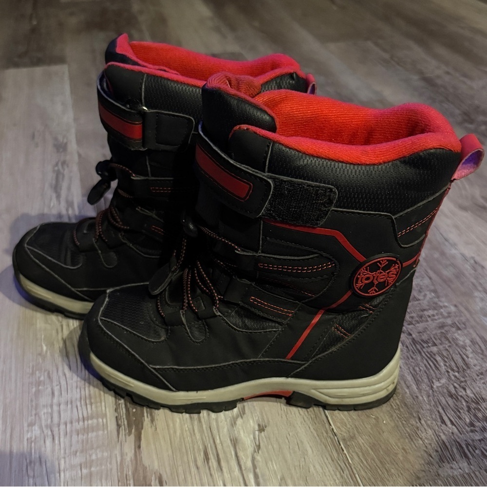 Totes Sage Kids Boys Black and Red Snow Boots